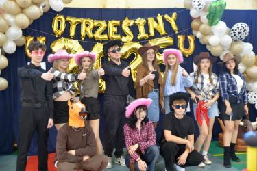 23 października 2025 roku w Zespole Szkół Ponadpodstawowych im. Mikołaja Kopernika w Busku-Zdroju odbyły się długo wyczekiwane Otrzęsiny klas pierwszych. Tegoroczna edycja, przygotowana przez uczniów klasy II B o profilu biologiczno-sportowym pod opieką pani Angeliki Bilewskiej, przebiegła pod hasłem Kino Kopernik.