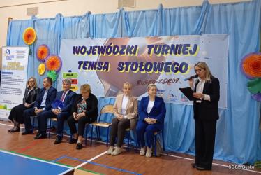 Wojewódzki Turniej w Tenisie Stołowym - sportowe święto integracji i aktywności w Specjalnym Ośrodku Szkolno-Wychowawczym dla Niepełnosprawnych Ruchowo w Busku-Zdroju. W czwartek, 10 października 2025 o godzinie 9:00 sala gimnastyczna wypełniła się gwarem młodych zawodników, trenerów, opiekunów i gości.