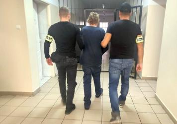 Buscy kryminalni, przy wsparciu funkcjonariuszy z Komendy Wojewódzkiej Policji w Kielcach, zatrzymali na terenie powiatu bielskiego dwóch mężczyzn w wieku 35 i 64 lat, podejrzewanych o oszustwo. Do jednego z takich zdarzeń doszło w Busku-Zdroju, gdzie sprawcy, podając się za funkcjonariuszy, wyłudzili od seniorki blisko 50 tysięcy złotych.