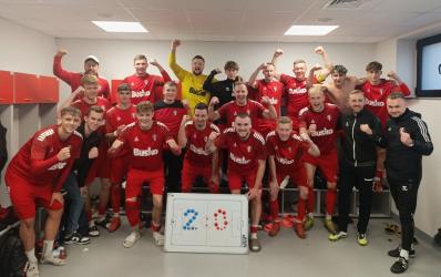 AKS 1947 Busko-Zdrój odniósł kolejne, cenne zwycięstwo w rozgrywkach Keeza IV Ligi Świętokrzyskiej. W niedzielę, 2 listopada zespół z Buska-Zdroju pokonał na własnym stadionie LKS Orlęta Kielce 2:0.