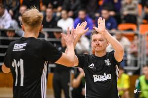 W niedzielę, 9 listopada o godzinie 19.00 w hali PMOS w
Busku-Zdroju odbędzie się wyjątkowe spotkanie w ramach 1/32 Futsal
Pucharu Polski. Drużyna BSF Busko-Zdrój podejmie przed własną
publicznością zespół BSF ABJ Powiat Bochnia, występujący na co dzień w
FOGO Futsal Ekstraklasie.