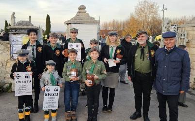 Towarzystwo Miłośników Buska oraz Komenda Hufca Związku Harcerstwa Polskiego w Busku-Zdroju po raz kolejny zorganizowały 1 listopada kwestę na Cmentarzu Parafialnym w Busku-Zdroju. Tradycyjna zbiórka, prowadzona podczas dnia Wszystkich Świętych, ma na celu ratowanie zniszczonych i zabytkowych nagrobków znajdujących się na tej nekropolii.