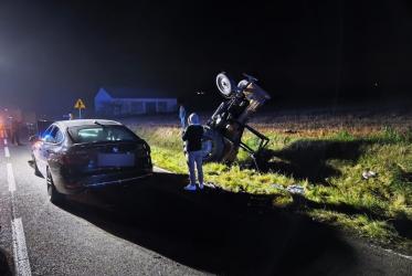 W środę, 5 listopada, po godzinie 17.30 na drodze wojewódzkiej w miejscowości Wola Zofiowska w powiecie buskim doszło do zdarzenia drogowego z udziałem samochodu osobowego i ciągnika rolniczego.