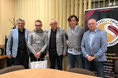 7 listopada 2025 roku w siedzibie Świętokrzyskiego Związku Piłki Nożnej odbyło się wyjątkowe spotkanie szkoleniowe z hiszpańskim trenerem Adolfo Abadem Barriosem, w którym uczestniczył trener AKS 1947 Busko-Zdrój - Michał Starościak.