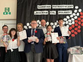 W Specjalnym Ośrodku Szkolno-Wychowawczym w Broninie obchody 107. rocznicy odzyskania przez Polskę Niepodległości połączyły tradycję z zaangażowaniem młodzieży. Wspólne śpiewanie pieśni patriotycznych, emocjonujący konkurs wiedzy i wyjątkowa atmosfera sprawiły, że to święto stało się prawdziwą lekcją historii, dumy i wspólnoty.