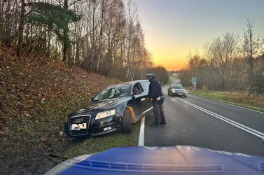 W piątkowe popołudnie funkcjonariusze z Komendy Powiatowej Policji w Sandomierzu, będący w czasie wolnym od służby, uniemożliwili dalszą jazdę nietrzeźwemu kierowcy. Do zdarzenia doszło na drodze wojewódzkiej nr 765 w gminie Gnojno.