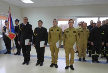 12 listopada 2025 roku w Komendzie Powiatowej Państwowej Straży Pożarnej w Busku-Zdroju odbyła się uroczysta zbiórka z okazji Narodowego Święta Niepodległości. Podczas ceremonii Komendant Powiatowy PSP w Busku-Zdroju, mł. bryg. Piotr Dziedzic, wręczył funkcjonariuszom nominacje na wyższe stopnie służbowe.