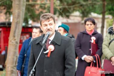 Uroczyste obchody Narodowego Święta Niepodległości zgromadziły w Pacanowie tłumy mieszkańców i przedstawicieli instytucji. Po wspólnej modlitwie w intencji Ojczyzny uczestnicy przemaszerowali pod obelisk Józefa Piłsudskiego, a następnie do Europejskiego Centrum Bajki, gdzie - oprócz części artystycznej - odbyło się wręczenie prestiżowych Pacanowskich Laurów.