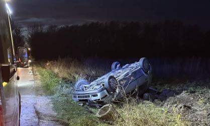 W piątek, około godziny 16.20, w miejscowości Hołudza, gmina Wiślica doszło do groźnie wyglądającego zdarzenia drogowego. Dachował volkswagen golf, którym podróżowało młode małżeństwo wraz z dwumiesięcznym dzieckiem.