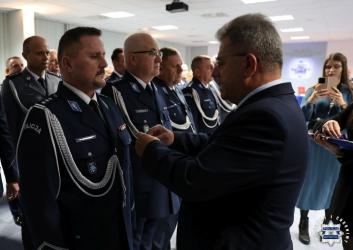 W Sali Narad im. mjr. Jana Piwnika Ponurego odbyła się wczoraj uroczysta ceremonia, podczas której wręczono prezydenckie medale Za Długoletnią Służbę, odznaczenia Zasłużony Policjant oraz medal Za Zasługi Dla Policji. W gronie wyróżnionych znaleźli się również funkcjonariusze z Komendy Powiatowej Policji w Busku-Zdroju.