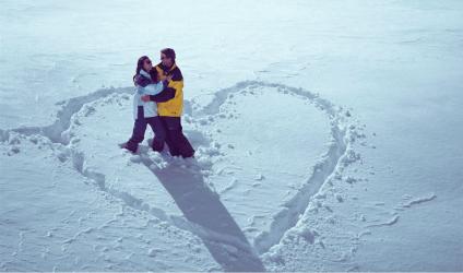 To właśnie tej nocy młodzi mężczyźni próbowali odkryć, jaka przyszłość czeka ich w sprawach sercowych. Wróżby ze snów, karteczek z imionami, ukrytych pod kubkami przedmiotów - wszystko to tworzyło barwny rytuał, który przez wieki towarzyszył poszukiwaniu wybranki serca.