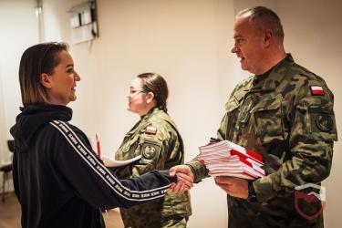 W sobotę, 23 listopada, blisko 60 ochotników ukończyło szkolenie w ramach pilotażowego programu wGotowości. To nowy projekt Ministerstwa Obrony Narodowej i Sztabu Generalnego Wojska Polskiego, którego celem jest wzmocnienie odporności społecznej oraz podniesienie poziomu bezpieczeństwa wśród obywateli.