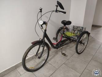 Wczoraj wieczorem dwóch mieszkańców gminy Solec-Zdrój zauważyło mężczyznę jadącego na charakterystycznym trójkołowym rowerze należącym do ich znajomego. Widząc, że pojazd nie powinien znajdować się w rękach nieznajomego, nabrali podejrzeń, iż mógł zostać skradziony. Zatrzymali samochód i podeszli do rowerzysty, od którego wyczuli silny zapach alkoholu.