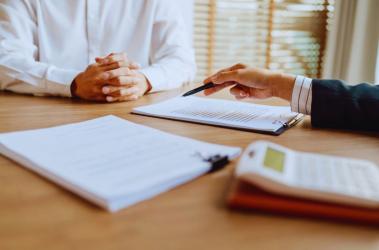 Od 1 stycznia 2026 roku zaczną obowiązywać istotne zmiany w zasadach ustalania stażu pracy. Nowe przepisy przewidują, że do okresu zatrudnienia wliczane będą nie tylko lata przepracowane na umowie o pracę, ale również czas prowadzenia działalności gospodarczej oraz wykonywania pracy na podstawie umów zleceń. Co istotne, zaliczeniu podlegać będą także okresy z lat ubiegłych.