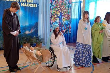 Świąteczna atmosfera, chwile refleksji i poruszające przesłanie o nadziei towarzyszyły uroczystemu spotkaniu opłatkowemu połączonemu z jasełkami, które 16 grudnia odbyło się w Specjalnym Ośrodku Szkolno-Wychowawczym dla Niepełnosprawnych Ruchowo w Busku-Zdroju.