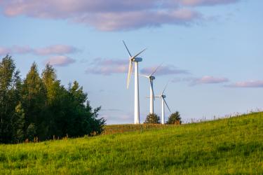 Polska transformacja energetyczna coraz wyraźniej staje się projektem gospodarczym o strategicznym znaczeniu. Rozwój energetyki wiatrowej na lądzie otwiera nowy rozdział dla krajowego przemysłu, tworząc fundamenty zielonej gospodarki i nowoczesnych mocy produkcyjnych.