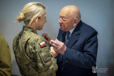 Okres Bożego Narodzenia to czas szczególnej pamięci i wdzięczności wobec tych, którzy walczyli o niepodległość Polski. Żołnierze 10 Świętokrzyska Brygada Obrony Terytorialnej, kontynuując wieloletnią tradycję, odwiedzili weteranów i kombatantów z regionu, przekazując im świąteczne upominki oraz składając osobiste życzenia podczas spotkań w ich domach i wspólnej wojskowej wigilii.