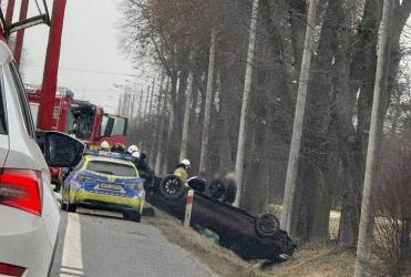 Do groźnie wyglądającego zdarzenia drogowego doszło w poniedziałek, 29 grudnia 2025 roku, na drodze krajowej nr 73 w miejscowości Smogorzów. Zgłoszenie wpłynęło do policji o godzinie 13:21.