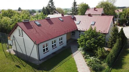 Rodzice dzieci uczęszczających do Publicznej Szkoły Podstawowej im. Kornela Makuszyńskiego w Siesławicach zwrócili się do Świętokrzyskiego Kuratora Oświaty z apelem o wstrzymanie decyzji dotyczącej likwidacji placówki.