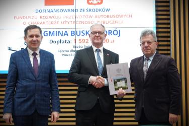 Znaczące wzmocnienie transportu publicznego czeka województwo świętokrzyskie w 2026 roku. Na mapie regionu pojawią się setki nowych połączeń autobusowych, które mają ograniczyć wykluczenie komunikacyjne i ułatwić mieszkańcom codzienne dojazdy do pracy, szkół oraz instytucji publicznych.