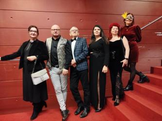 Nowy Rok najlepiej zaczynać w dobrym stylu - z muzyką, wspólnym przeżywaniem emocji i w wyjątkowym miejscu. Tak właśnie 2 stycznia 2026 roku powitali go uczestnicy wyjazdu zorganizowanego przez Stowarzyszenie Razem Dzieciom, którzy wspólnie udali się do Opery Krakowskiej na koncert New Year Music Show.