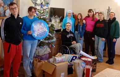 Społeczność Specjalnego Ośrodka Szkolno-Wychowawczego dla Niepełnosprawnych Ruchowo w Busku-Zdroju po raz trzeci włączyła się w ogólnopolską akcję charytatywną Fundacji Małych Stópek Paczuszka dla Maluszka.