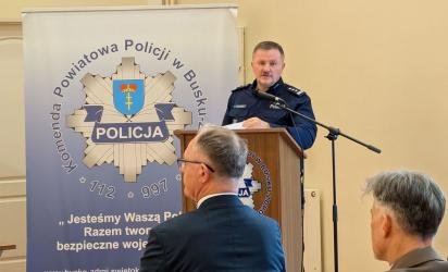 W Komendzie Powiatowej Policji w Busku-Zdroju odbyła się uroczysta odprawa roczna, podsumowująca działania funkcjonariuszy w 2025 roku. Spotkanie z udziałem przedstawicieli kierownictwa Policji, samorządów oraz innych służb mundurowych zakończyło się oficjalnym przekazaniem nowoczesnych radiowozów, zakupionych dzięki wspólnemu wsparciu finansowemu samorządów i Policji.