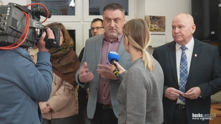 Sprawa planowanej likwidacji Publicznej Szkoły Podstawowej w Siesławicach została nagłośniona w programie na żywo Interwencja, realizowanym 21 stycznia 2026r. wspólnie przez TVP3 Kielce i Radio Kielce. W trakcie emisji doszło do spotkania Świętokrzyskiego Kuratora Oświaty z rodzicami, nauczycielami oraz przedstawicielami władz samorządowych.