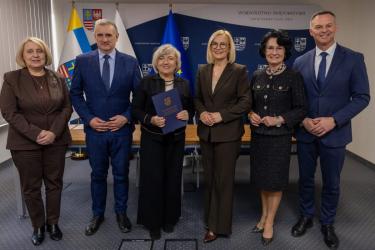 Zakład Aktywności Zawodowej w Busku-Zdroju znalazł się w gronie placówek, które w 2026 roku otrzymają wsparcie finansowe z budżetu Samorządu Województwa Świętokrzyskiego. Umowy na dofinansowanie działalności Zakładów Aktywności Zawodowej w regionie podpisała marszałek województwa Renata Janik.