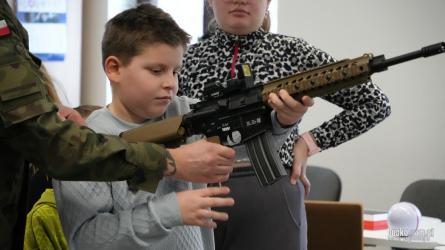 W środę, 28 stycznia 2026 roku w Klubie Seniora w Busku-Zdroju odbyło się spotkanie edukacyjne skierowane do uczniów szkół podstawowych, poświęcone tematyce wojskowej.