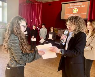 W I Liceum Ogólnokształcącym im. T. Kościuszki w Busku-Zdroju odbyło się uroczyste wręczenie Stypendium Dyrektora za wyniki w nauce lub osiągnięcia sportowe za pierwsze półrocze roku szkolnego 2025/2026.