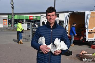 Rasowe gołębie, różne gatunki drobiu, ptaki ozdobne oraz króliki - wszystko to można było zobaczyć podczas kolejnej giełdy ptaków w Busku-Zdroju. Wydarzenie tradycyjnie przyciągnęło wielu hodowców i odwiedzających. Zapraszamy do obejrzenia fotorelacji.