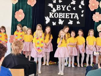 W Centrum Aktywizacji Społecznej w Busku-Zdroju 9 marca odbyło się międzypokoleniowe spotkanie w Klubie Seniora. Data wydarzenia nie była przypadkowa - przypadła tuż po Dniu Kobiet oraz w przeddzień Dnia Mężczyzn, stając się okazją do wspólnego świętowania w gronie seniorów, dzieci i młodzieży.