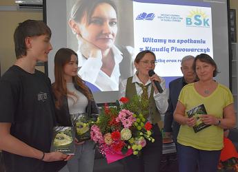 Poezja, literatura i spotkanie z autorką w wyjątkowej atmosferze - tak wyglądał wieczór w Miejsko-Gminnej Bibliotece Publicznej w Busku-Zdroju. Promocja książki Verbarium Klaudii Piwowarczyk przyciągnęła liczne grono czytelników oraz przedstawicieli środowiska literackiego.