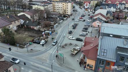 Mieszkańcy Buska-Zdroju oraz kierowcy korzystający z ulicy Poprzecznej muszą liczyć się z czasowymi utrudnieniami w komunikacji. Rozpoczęły się roboty budowlano-montażowe związane z realizacją inwestycji mającej na celu poprawę retencji wód opadowych oraz ograniczenie zjawiska tzw. miejskiej wyspy ciepła.