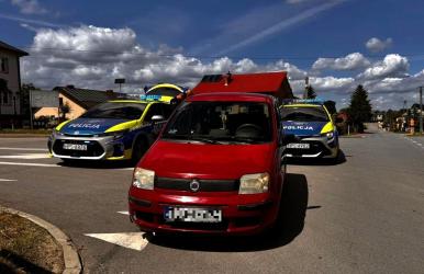 Niecodzienna interwencja dzielnicowego ze Stopnicy zakończyła się zatrzymaniem dwóch kierujących tym samym samochodem. Najpierw za kierownicą fiata siedział 45-latek z ponad 2 promilami alkoholu w organizmie, a zaledwie dwie godziny później tym samym autem podróżowała 44-letnia kobieta znajdująca się po użyciu alkoholu. Oboje odpowiedzą teraz przed sądem.