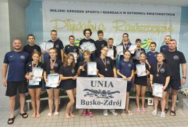 To był weekend pełen emocji, rekordów życiowych i sportowych sukcesów. Pływacy MUKS Unii Busko-Zdrój wrócili z Letnich Mistrzostw Okręgu Świętokrzyskiego w Ostrowcu Świętokrzyskim z imponującym dorobkiem 35 medali oraz zwycięstwem w prestiżowej klasyfikacji progresji zawodników. Wyniki potwierdzają, że konsekwentna praca na treningach przynosi znakomite efekty.