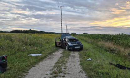 Groźnie wyglądające zdarzenie drogowe miało miejsce w czwartkowy wieczór we Włosnowicach w gminie Solec-Zdrój. Samochód osobowy wypadł z drogi i przewrócił się do przydrożnego rowu. Do szpitala trafiło dwoje nastolatków podróżujących pojazdem.