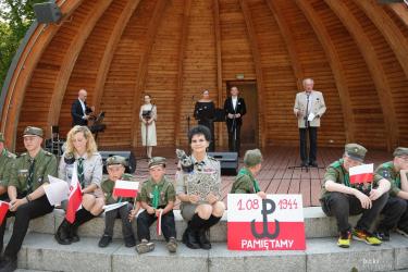 Mieszkańcy Buska-Zdroju, kuracjusze i goście licznie zgromadzili się w sobotę, 1 sierpnia, przy muszli koncertowej Parku Zdrojowego, aby wspólnie uczcić 82. rocznicę wybuchu Powstania Warszawskiego. Koncert Warszawo Pamiętamy stał się wyjątkową okazją do oddania hołdu bohaterom sierpnia 1944 roku poprzez muzykę, wspólny śpiew i chwilę zadumy nad historią.