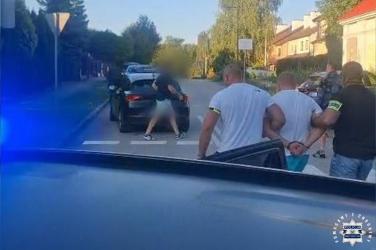 Busko-Zdrój stało się miejscem finału policyjnej akcji wymierzonej w sprawcę kradzieży samochodu z Kielc. To właśnie tutaj kryminalni zatrzymali 36-letniego mieszkańca miasta, który dzień wcześniej miał ukraść Toyotę wartą 85 tysięcy złotych. Mężczyzna został ujęty w chwili, gdy próbował odjechać skradzionym autem.