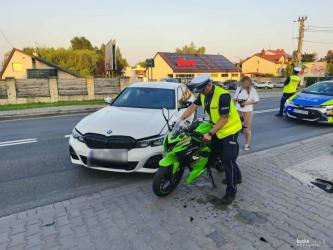 Do groźnie wyglądającego wypadku doszło w środowe popołudnie na jednej z głównych ulic Buska-Zdroju. Na ulicy Wojska Polskiego, będącej częścią drogi krajowej nr 73, zderzyły się motocykl i samochód osobowy. Poszkodowany motocyklista został przewieziony do szpitala, a kierowcy musieli liczyć się z utrudnieniami w ruchu.
