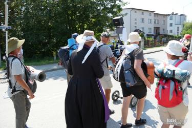 Chwile grozy przeżyli uczestnicy 45. Kieleckiej Pieszej Pielgrzymki, którzy w czwartek, 6 sierpnia, wędrowali z Buska-Zdroju w kierunku Częstochowy. Gdy ponad 40-osobowa grupa przechodziła przez Szaniec w powiecie buskim, rozpętała się gwałtowna burza. Silny wiatr złamał konar drzewa, który spadł na pielgrzymów. Dwie kobiety trafiły do szpitala.