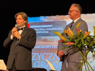 Fortepianowa muzyka z różnych stron świata zabrzmiała w niedzielny wieczór w Busku-Zdroju. W Buskim Samorządowym Centrum Kultury rozpoczęła się pierwsza edycja Międzynarodowego Festiwalu Pianistycznego Muzyczny Świat Bez Granic. Przed publicznością kolejne koncerty, występy młodych artystów i muzyka Chopina w Parku Zdrojowym.