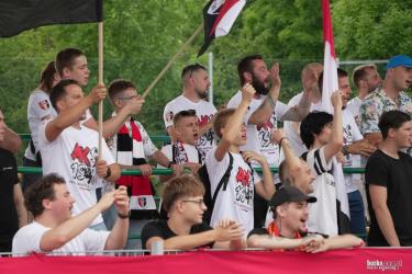 Cztery punkty zdobyte w dwóch pierwszych kolejkach i miejsce w górnej części tabeli. AKS 1947 Busko-Zdrój dobrze rozpoczął swój pierwszy sezon po awansie do Betclic 3 Ligi. W sobotę, 15 sierpnia, beniaminka czeka kolejne wyzwanie. Na stadion przy ul. Kusocińskiego przyjedzie Siarka Tarnobrzeg. Początek spotkania o godz. 17.