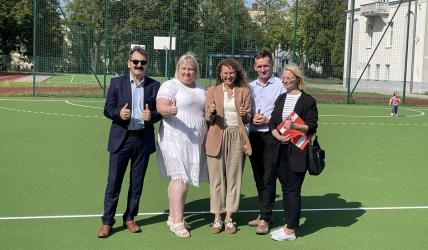 Nowa nawierzchnia, większy komfort i bezpieczniejsze warunki do uprawiania sportu. Zakończyła się modernizacja boisk wielofunkcyjnych przy I Liceum Ogólnokształcącym im. T. Kościuszki w Busku-Zdroju.