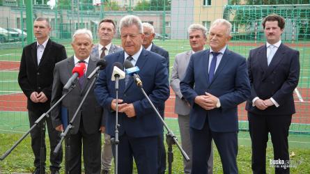 Dotychczasowa sala gimnastyczna przy Zespole Szkół Techniczno-Informatycznych w Busku-Zdroju wkrótce zniknie. W jej miejscu rozpocznie się inwestycja, która połączy dwa ważne zadania: zapewnienie miejsca schronienia oraz budowę nowej hali sportowej. W piątek, 4 września, podpisano umowę na pierwszy etap prac.