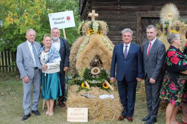 Powiat Buski miał swoich reprezentantów podczas XXVI Świętokrzyskich Dożynek Wojewódzkich. W niedzielę, 6 września, w Parku Etnograficznym w Tokarni zaprezentowała się delegacja z Kargowa-Brzozówki w gminie Tuczępy. Przygotowany przez nią wieniec został wyróżniony w wojewódzkim konkursie.