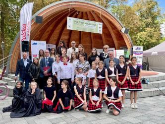 Dziady Adama Mickiewicza opuściły szkolne ławki i zabrzmiały w samym sercu buskiego uzdrowiska. W sobotę, 5 września, Park Zdrojowy w Busku-Zdroju stał się miejscem spotkania z jednym z najważniejszych dzieł polskiej literatury. W Narodowym Czytaniu wzięli udział uczniowie, nauczyciele, samorządowcy, wolontariusze oraz mieszkańcy i goście.