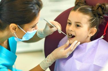 Uczniowie szkół prowadzonych przez Gminę Busko-Zdrój będą mogli korzystać z opieki stomatologicznej w gabinecie DENTALVITA w Busku-Zdroju. Porozumienie w tej sprawie zawarli Burmistrz Miasta i Gminy Busko-Zdrój Jerzy Szydłowski oraz Agnieszka Balicka, reprezentująca NZOZ DENTALVITA.
