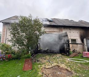 W poniedziałek przed godziną 9 w miejscowości Owczary, gmina Busko-Zdrój wybuchł pożar budynku gospodarczego. Gdy pierwsze zastępy straży pożarnej dotarły na miejsce, ogień był już rozwinięty. W zdarzeniu poszkodowana została jedna osoba. Dodatkowym zagrożeniem były znajdujące się wewnątrz butle do gazów technicznych oraz baterie.